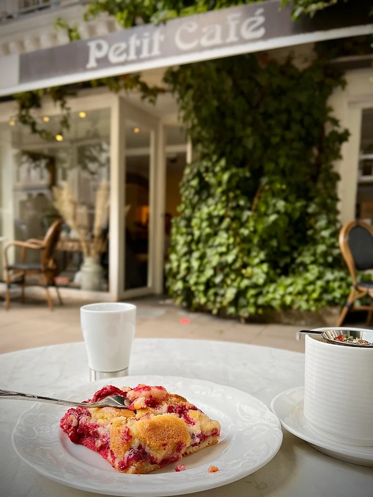 Petit Café Innenraum