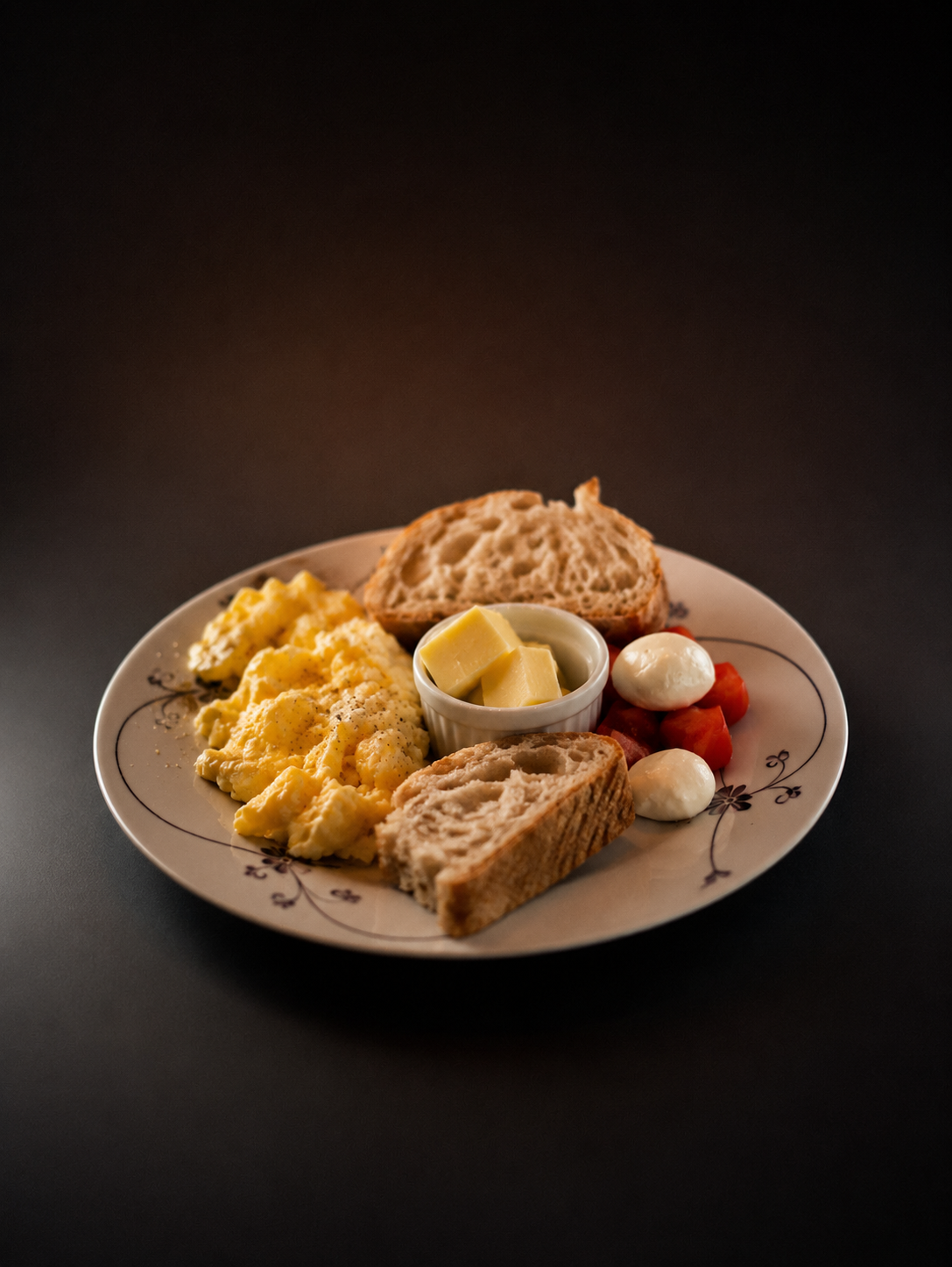 Rührei mit Brot und Butter